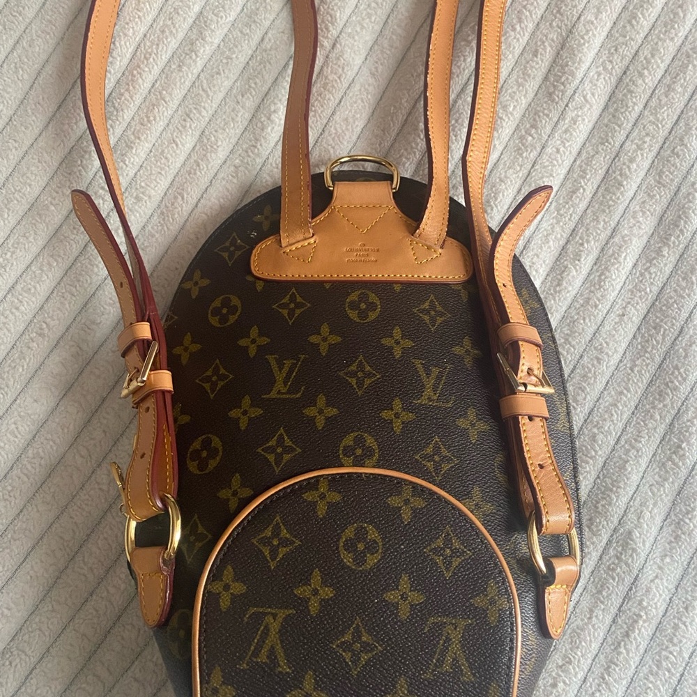 Authentic Louis Vuitton Backpack 🎒 - Picture 4 of 4